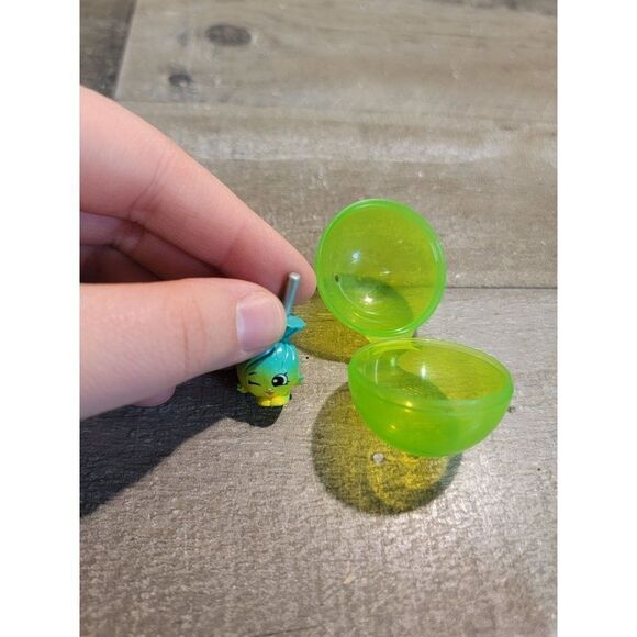 Moose green Shopkins lollipop sucker candy toy figure - Picture 3 of 3